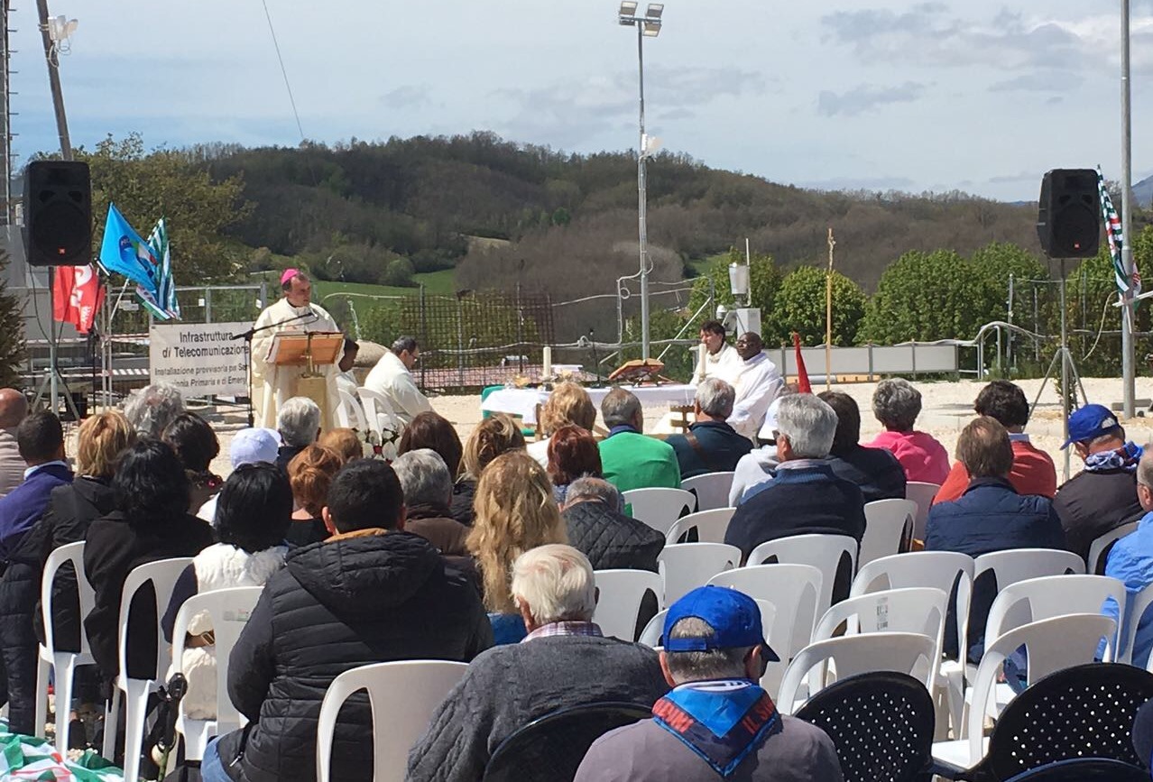 La Messa del 1° Maggio ad Amatrice celebrata dal vescovo Domenico Pompili